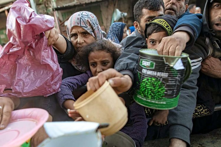 Essensverteilung in Rafah im Gazastreifen. 