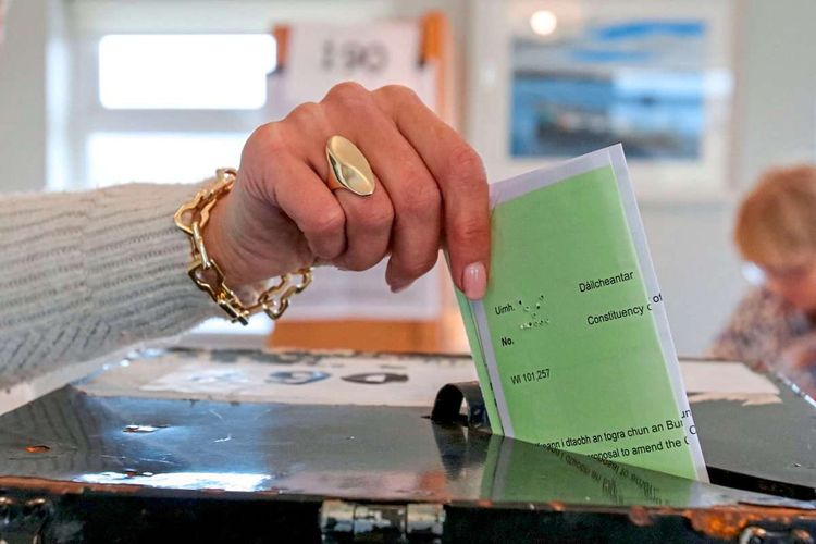 Frau wirft Wahlkarte in Wahlurne