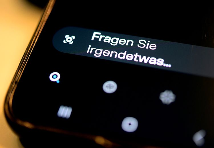 Nahaufnahme eines Smartphone-Bildschirms mit der Anzeige eines Chatbots. Text auf dem Bildschirm lautet: 