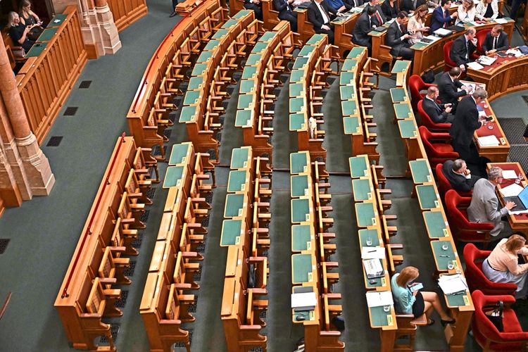 Eine fast leere Sitzreihe im ungarischen Parlament, mit wenigen besetzten Plätzen. Auf den grünen Tischen liegen Dokumente. Rechts sitzen einige Parlamentarier in roten Sesseln. Die Aufnahme zeigt eine Szene während einer Abstimmung über eine Verfassungsänderung am 13. Juli 2026 in Budapest, Ungarn.