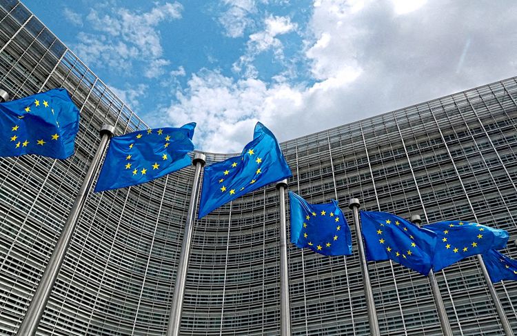 EU-Flaggen vor dem Gebäude der Kommission in Brüssel.