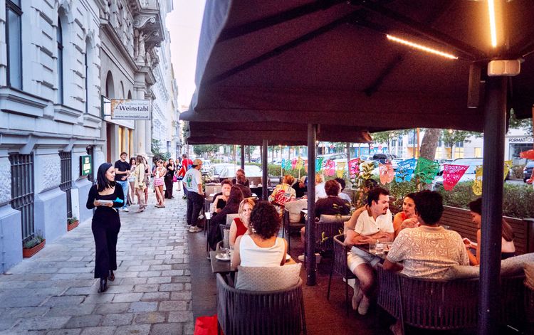Großer Gastgarten, hoher Gästedruck: Die Taco-Brüder von Tacos Hermanos haben jetzt ein eigenes Lokal in Schottentor-Nähe.