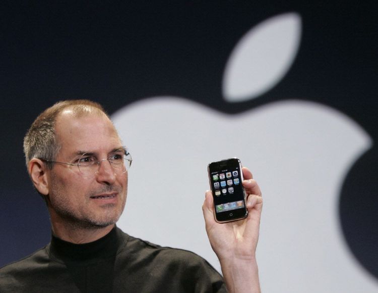 Bild zeigt, wie Steve Jobs ein iPhone in der Hand hält