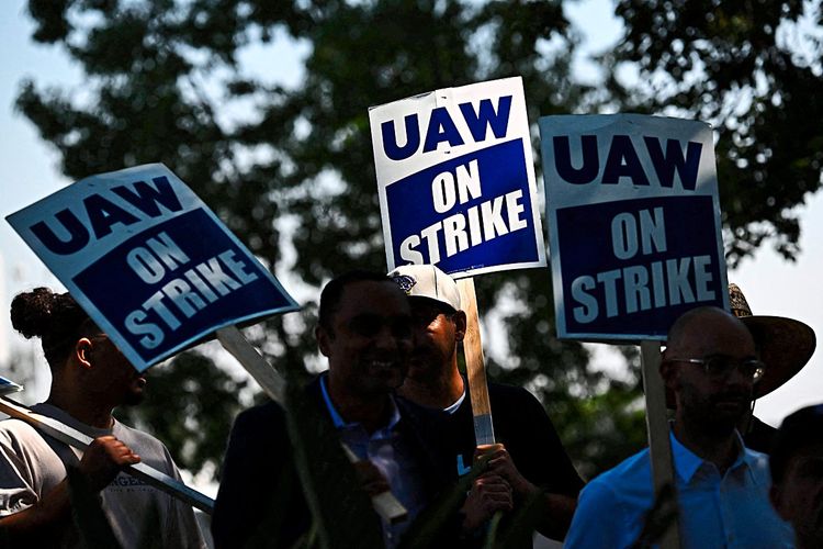 Mitglieder der United Auto Workers (UAW) und ihre Unterstützer in Ontario, Kalifornien, bekunden ihre Solidarität mit den Streikenden.