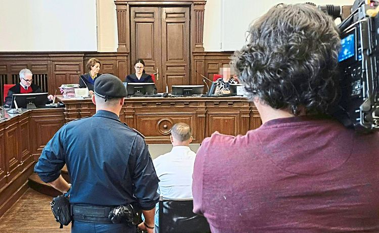 Gerichtssaal bei Verfahren wegen Nazi-Tattoos