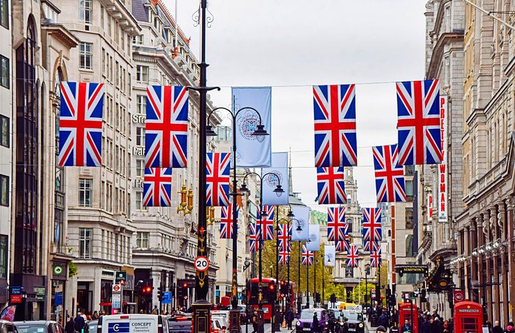 Eine mit Union Jacks geschmückte Straße in London.