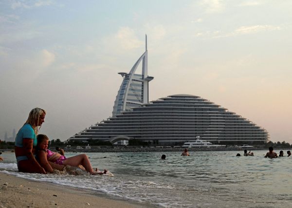 Dubai-Influencer-Entspannt-tanzen-im-Raketenhagel