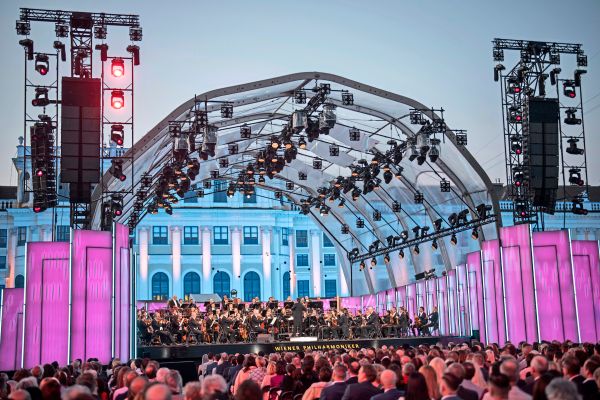 Sommernachtskonzert-Die-Philharmoniker-holen-Viotti-und-Terfel