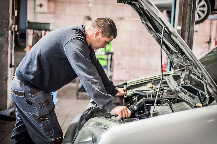 Automechaniker In Der Nahenull