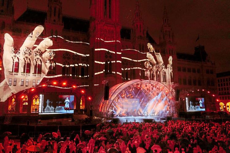 Ein Großkonzert am Wiener Rathausplatz - mit Voodoo Jürgens, Fuzzman, Bipolar Feminin oder Pussy Riot eröffnet die Wiener Festwochen.