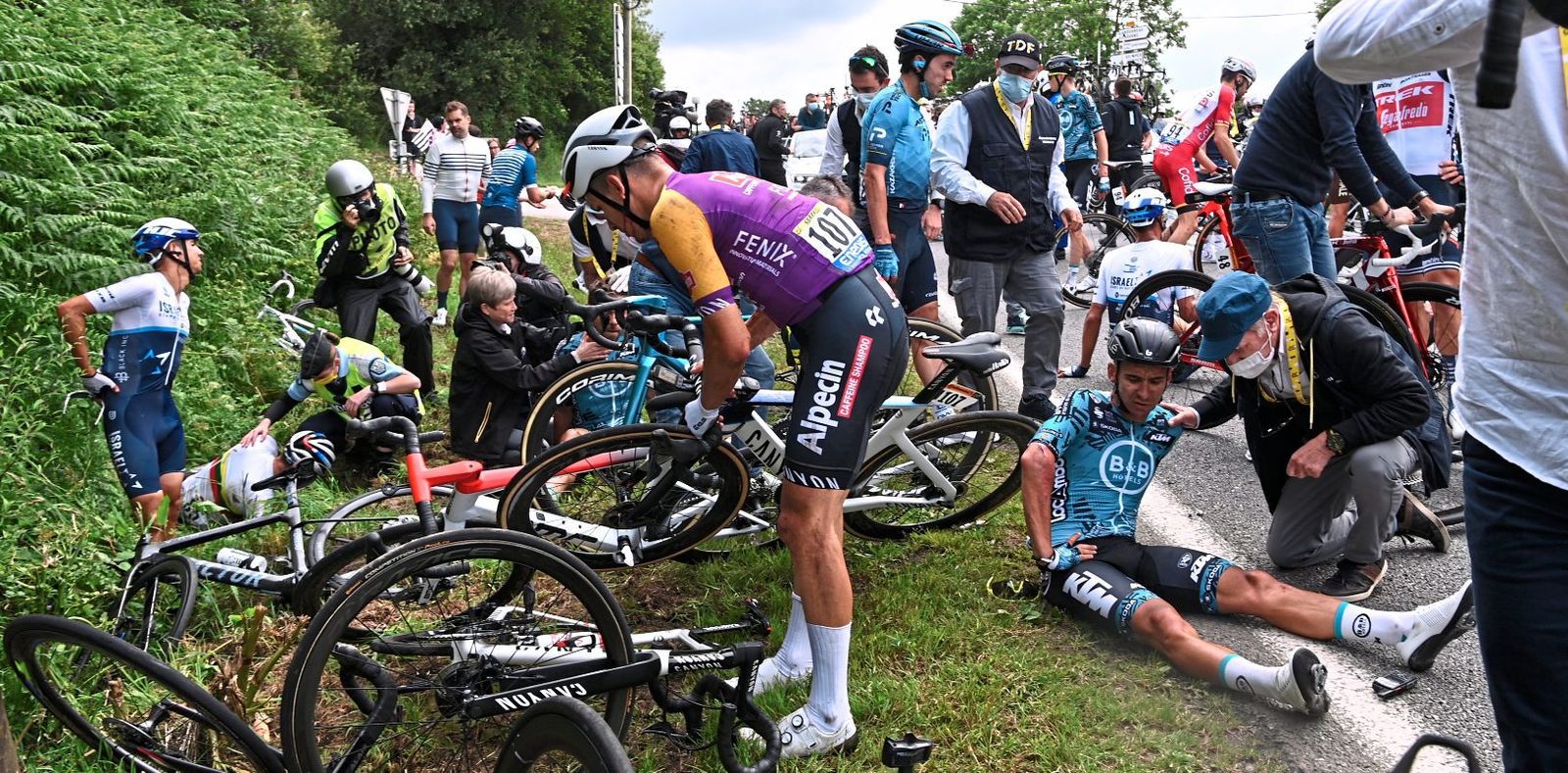 Zuschauerin Verursacht Massensturz Bei Tour-Auftakt - Mehr Sport ...