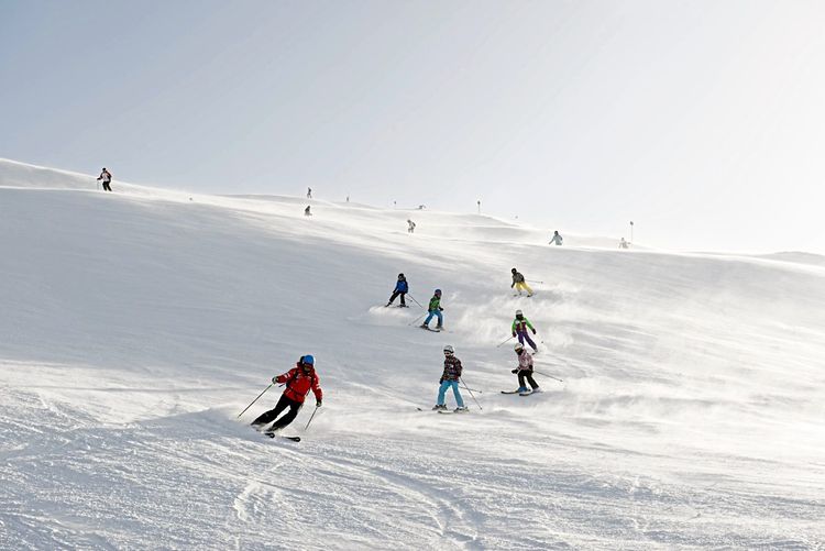 Eine Gruppe von Menschen beim Skifahren im Bregenzer Wald in Vorarlberg