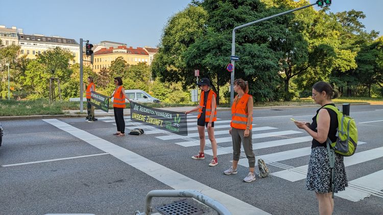Klimaaktivistinnen und Aktivisten blockieren die Schüttelstraße in Wien.