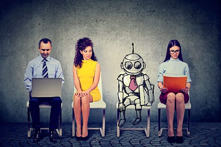 Roboter und Menschen warten aufs Bewerbungsgespräch