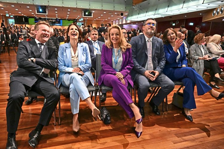 In der ersten Reihe des Auditorium sitzen und lachen: Knill, Edtstadler, Hammer, Plakolm, Starović
