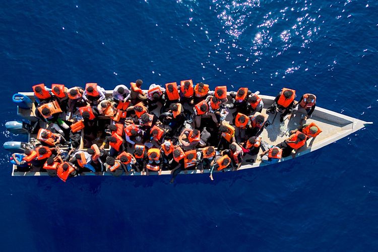 Mindestens ein Toter bei Bootsunglück vor tunesischer Küste - Flucht und  Politik -  › International