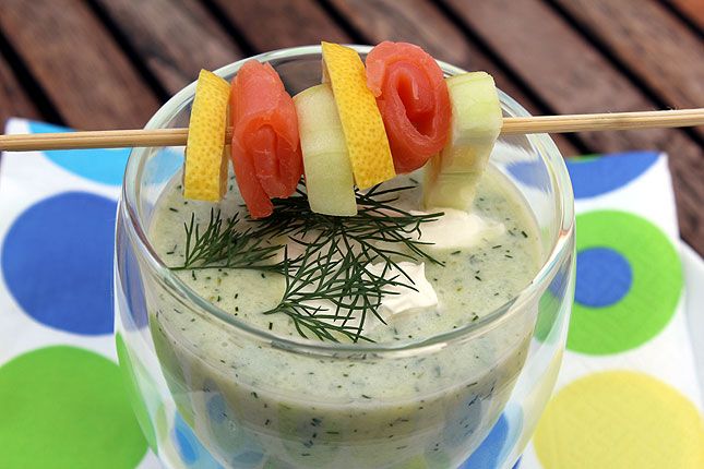 Rezept für: Kalte Gurkensuppe mit Lachsspießchen - Vorspeisen &amp; Suppen ...