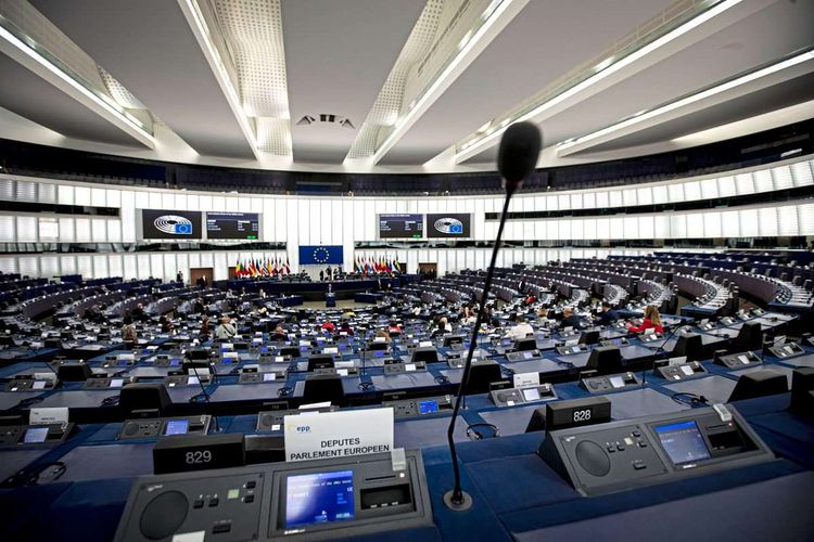 Der Plenarsaal des Europäischen Parlaments in Straßburg aus der Perspektive der Abgeordneten. Am 9. Juni bei den Wahlen werden die Mehrheitsverhältnisse neu geordnet.
