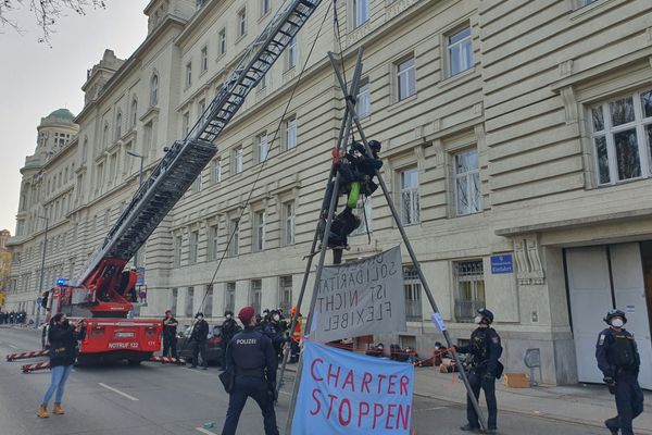 Wiener Aktivisten Protestierten Gegen Abschiebungen Nach Afghanistan Fluchtlinge Derstandard At Panorama