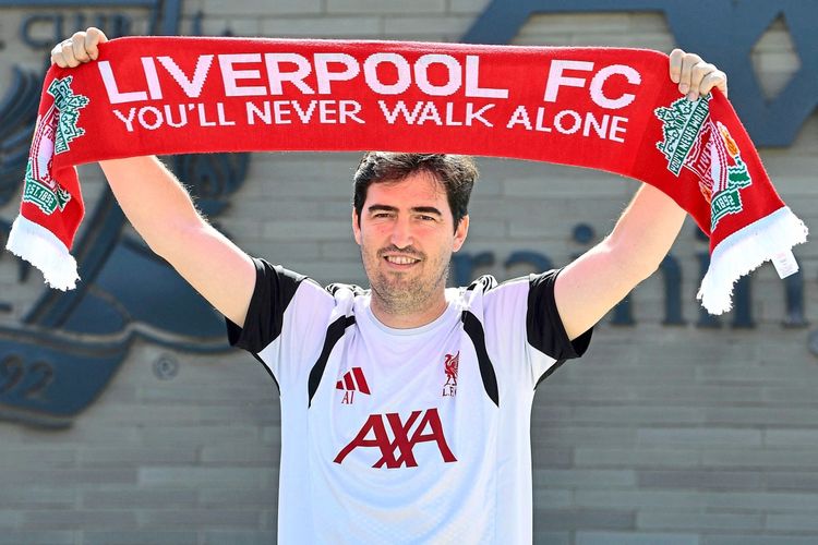 Ein Mann hält einen roten Liverpool-FC-Schal mit der Aufschrift 