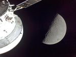 Raumschiff im Orbit um den Mond