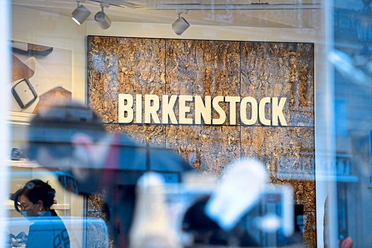 Ein Geschäft mit Birkenstock-Logo.