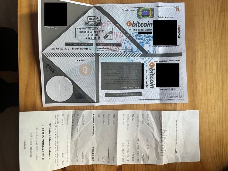 Das Bild zeigt eine Paperwallet und den Zahlungsbeleg eines Bitcoin-ATM