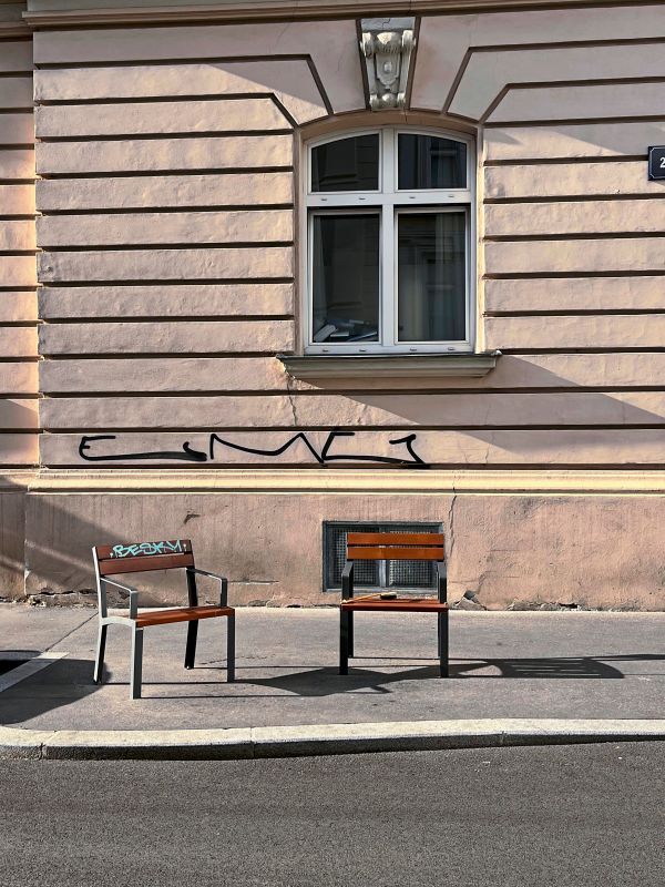 Warum-werden-Sessel-im-ffentlichen-Raum-so-seltsam-platziert-