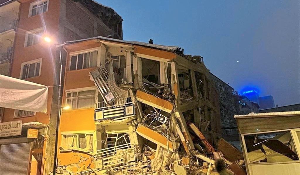 Tote nach zwei Erdbeben der Stärke 7,4 und 7,9 in der Türkei