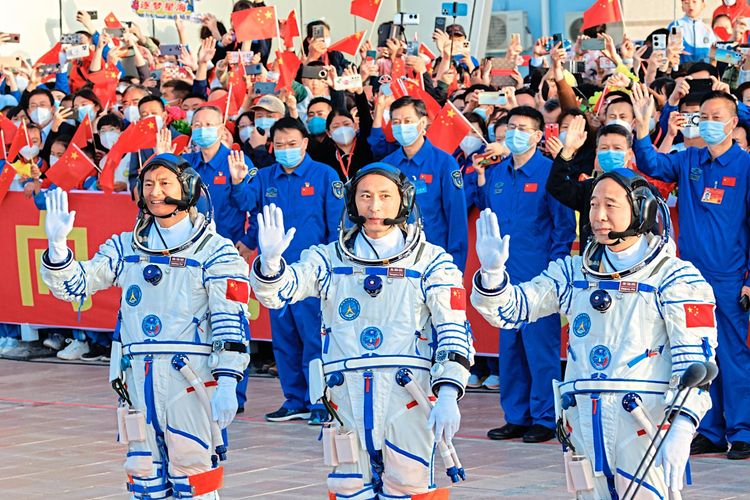 Chinesische Astronauten vor dem Abflug zur Raumstation Tiangong.
