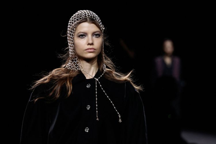 Die Farbe Schwarz dominierte die Chanel Herbst/Winter-Kollektion 2023/2024 auf der Paris Fashion Week.