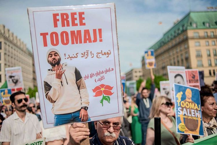 Unter anderem wegen Texten, die sich für Frauenrechte stark machen, wurde Toomaj Salehi zum Tode verurteilt. Weltweit wurde gegen das Urteil demonstriert, unter anderem m Sonntag, 28.4.2024, in Berlin.