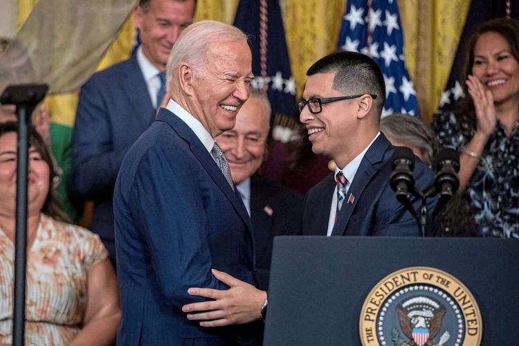 US-Präsident Joe Biden lacht mit einem Mann.