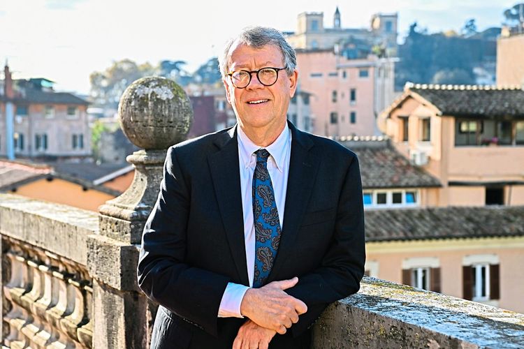 Ethnomusikologe Philip V. Bohlman von der University of Chicago ist Balzan-Preisträger 2022 und hier an einem Balkon in Rom zu sehen.