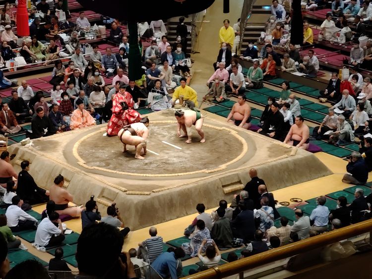 Zwei Sumo-Kämpfer einen Augenblick vor Kampfbeginn während des Turniers im Mai (Tokyo).