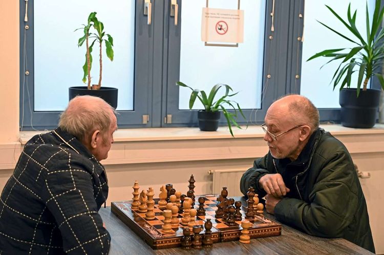 Zwei ältere Herren spielen im Communitycenter für Ukraine-Vertriebene in Wien Schach