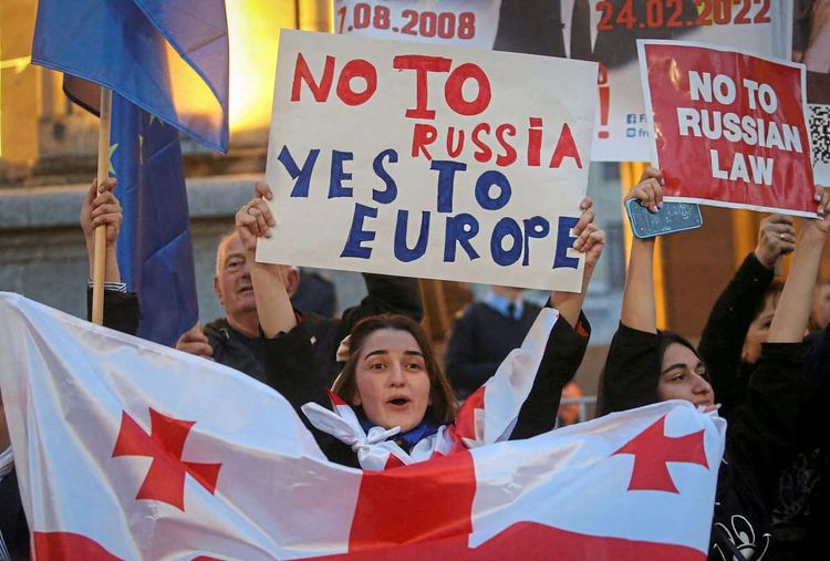 Eine georgische Demonstrantin hält ein Plakat mit der Aufschrift 