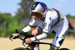 16. Etappe: Evenepoel dominiert Einzelzeitfahren, Lipowitz muss nach Sturz aufgeben Doppel-Olympiasieger Remco Evenepoel gewinnt eindrucksvoll vor Tadej Pogačar, der weiterhin das Gelbe Trikot trägt. Felix Großschartner wird 13.