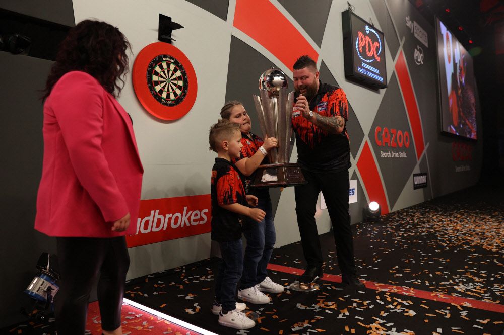 Engländer Michael Smith nach hochklassigem Finale erstmals Darts ...