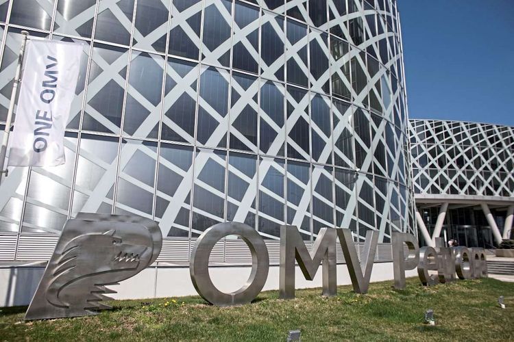 Das Logo der OMV Petrom vor dem Hauptsitz in Bukarest.