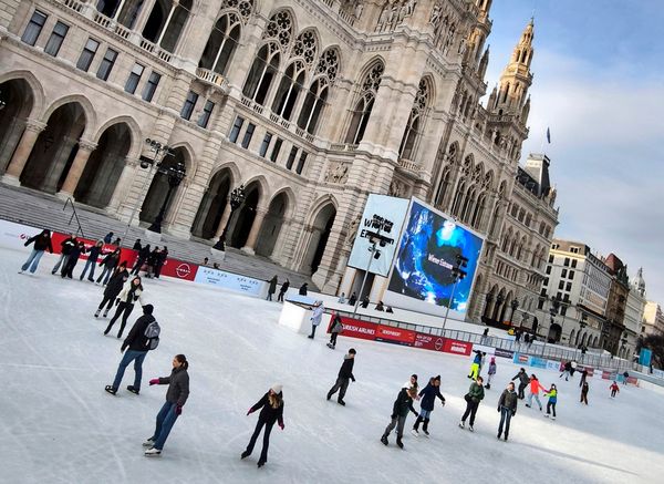 Nicht-langweilig-Wien-Tourismus-l-dt-schottisches-Dorf-Dull-ein