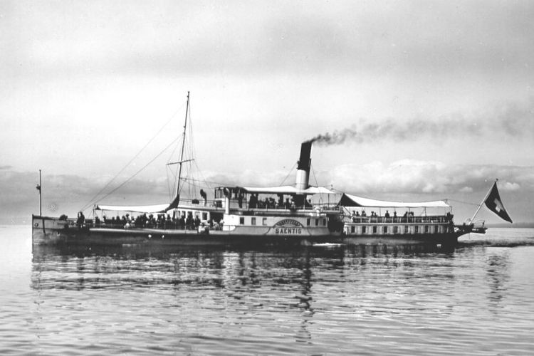 Schwarzweißfoto: Dampfschiff Säntis mit Passagieren