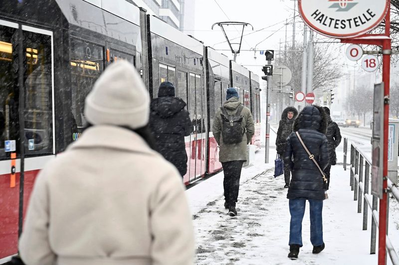 Vater und Sohn bei Überquerungsversuch der Neuen Donau in Wien eingebrochen