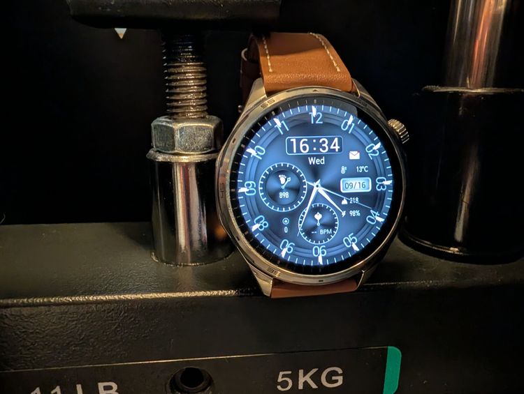 Eine Uhr liegt auf einem Gewichtsblock einer Fitnessmaschine