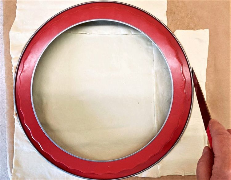 Mit einer Schablone – zum Beispiel einer Tortenform – zwei kreisförmige Platten ausschneiden.