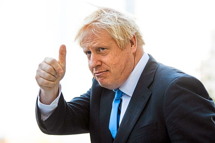 Boris Johnson zeigt den Daumen.