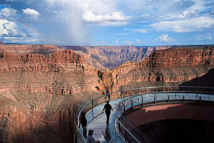 Grand Canyon Skywalk: Hier kann man auch spektakuläre Fotos knipsen und begibt sich dabei nicht in Gefahr.