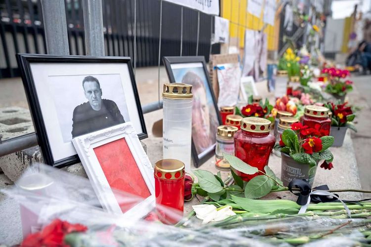 Gedenkstätte für Alexej Nawalny vor der russischen Botschaft in Wien.