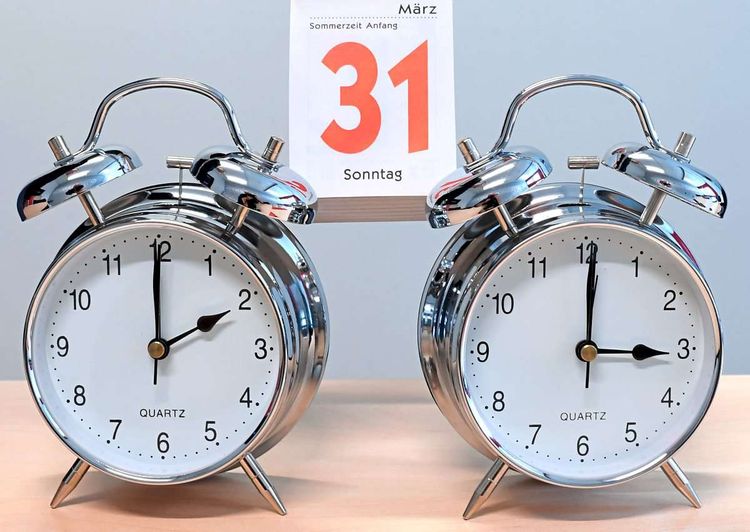 Zwei Wecker stehen auf 2 bzw. 3 Uhr, dahinter hängt an einem Abreißkalender der Tag des 31. März.
