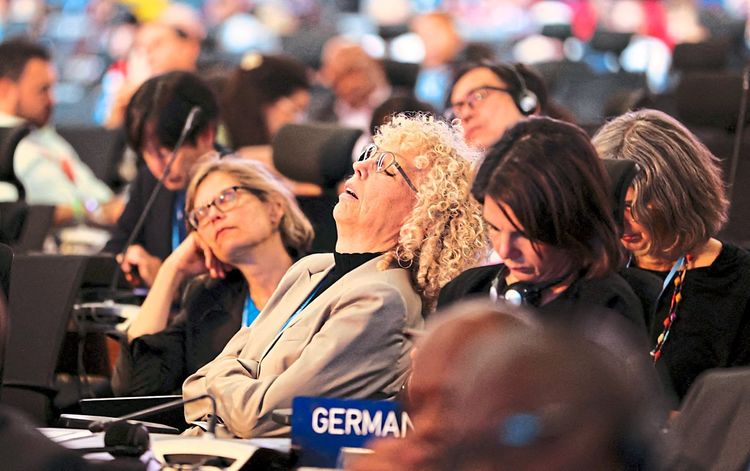 Schlafende Personen bei der Klimakonferenz in Sharm el-Sheikh